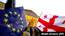 ბავშვები საქართველოსა და ევროკავშირის დროშებით პარლამენტის წინ, 2022 წლის ივნისი