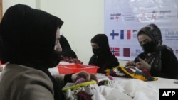 زنان افغان می گویند که در محل کار و آموزش حجاب کامل را همواوره رعایت کرده اند٬ اما طالبان بهانه گیری می کنند.