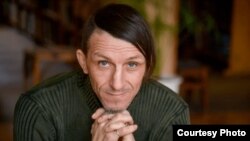 Володимира Вакуленка, дитячого письменника з Ізюмщини, російські військові викрали 24 березня 2022 року. Згодом його знайшли убитим двома пострілами з вогнепальної зброї