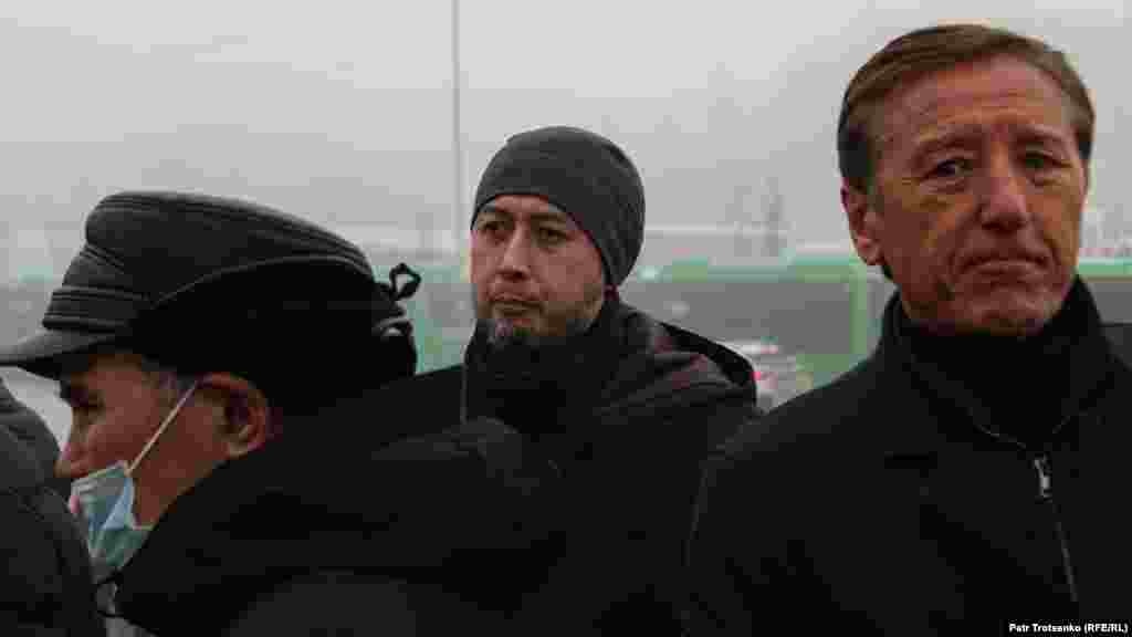 Белсенді Әлнұр Илияшев (ортада) пен кәсіпкер Болат Әбілов (оң жақта) Қаңтар құрбандарын еске алу жиынында тұр. &ndash; Өкінішке қарай, әзірше ешқандай өзгеріс байқалмайды, &ndash; деді Болат Әбілов. &ndash; Билік өзін және өз институттарын нығайтумен әуре. Еліміз қасіретті күндерді бастан өткерді. Жұрттың бәрі әділ, жан-жақты тергеу жүргізілгенін қалады, ол түсінікті де, бірақ ондай болған жоқ. Қазіргі билік отырғанда болмайды да. Халық алаңға неліктен шықты деген мәселе маңызды. "Шал, кет!" деп айғайлаған жұрт елге саяси өзгеріс қажет екенін, [экс-президент Нұрсұлтан] Назарбаевтың отбасымен, бүкіл мұрасымен қоса қарасы батқанын, бізге еркіндік, лайықты өмір керегін, өз тағдырымызға өзіміз ие болғымыз келетінін айтты. Ондай ештеңе болмады.