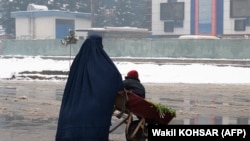 با بارش برف و باران شماری از خانواده های که وضعیت اقتصادی شان خوب نیست می گویند که با مشکلات بیشتر مواجه شده اند - عکس از آرشیف