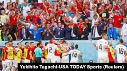 Navijači i igrači reprezentacije Srbije nakon što je napadač Aleksandar Mitrović (9) postigao gol protiv Kameruna u drugom poluvremenu utakmice grupne faze na Svetskom prvenstvu 2022. na stadionu Al Janoub, Katar