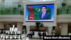 Население Туркменистана теперь принуждают делать взносы на покупку портретов двух руководителей страны.