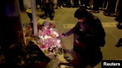 Үрүмчүдөгү өрттө каза болгондорду эскерүү иш-чарасы. Шанхай, 26-ноябрь,  2022-жыл