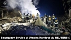 Echipele de salvare caută supraviețuitori în ruinele spitalului lovit de rachete rusești la Vilniansk pe 23 noiembrie.