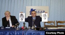 Ошол кездеги ички иштер министринин орун басары, Бишкек шаардык милициясынын башчысы Кеңешбек Дүйшөбаев маалымат жыйынында. 2002-жыл. Архив сүрөт.