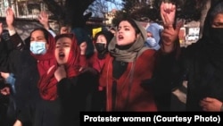 گروهی از زنان معترض که در برابر تصامیم طالبان برای منع کار و تحصیل زنان در کابل به جاده ها مخالفت خود را ابراز کردند.