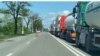 Autovehiculele de transport marfă au format șiruri și de aproape 30 de kilometri pentru a aștepta să iasă din România, pe la Siret, și să intre în Ucraina, prin localitatea Porubne.