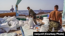 Ýemene barýan gämide ele salnan serişdeleriň haltalarynyň ýüzünde "Türkmenistanda öndürilen" ýazgylaryny görse bolýar. Arhiw suraty