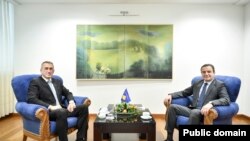 Kryeministri i Kosovës, Albin Kurti (djathtas) me politikanin serb të Kosovës, Nenad Rashiq.