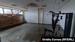 Lucrările abandonate în 2013 s-au degradat între timp, deși sala a mai fost folosită pentru activități.