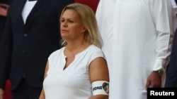 نانسی فزر وزیر کشور آلمان در جریان دیدار آلمان و ژاپن در جام جهانی قطر از بازوبند «عشق واحد» استفاده کرد