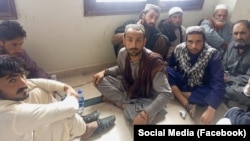 تعدادی از افغانها که در پاکستان زندانی شده اند 