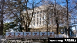 Z-пропаганда у центрі Сімферополя