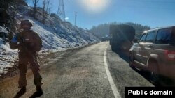 Ռուս խաղաղապահը Ստեփանակերտ-Գորիս ճանապարհահատվածում