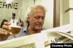 Dan Alexe bând bere belgiană la Bruxelles.