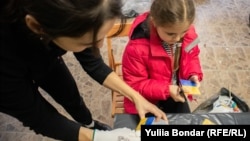 Біженці з України та діаспора виготовляють окопні свічки для військових, Прага, 10 січня 2023 року