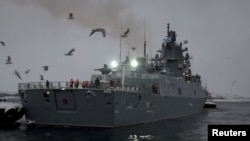 Fregata rusă „Amiralul Flotei Uniunii Sovietice Gorșkov" înarmată cu arme hipersonice Zircon părăsește baza navală din Severomorsk, Rusia, imagine dintr-o înregistrare video difuzată pe 4 ianuarie 2023