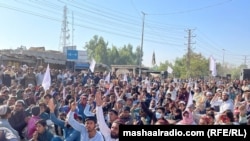 په ټانک کې د نومبر پر ۲۷مه د ناامنۍ ضد احتجاجي جلسې ته سلګونه کسان ورغلي ول. 