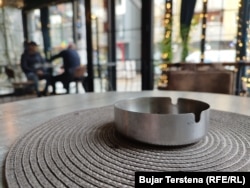 Moszbatimi i Ligjit kundër duhanit në një lokal në Fushë Kosovë.