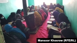 دختران سرگرم آموزش در مدرسه خاتم الانبیا در غور هستند