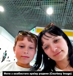 В’ячеслав Ялишев з мамою Ольгою. Фото з особистого архіву родини