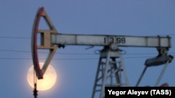 Варіанти, що розглядаються, варіюються від повної заборони роботи з російською нафтою до зниження цінового порогу до 40 доларів. Фото ілюстративне 