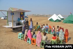 د بلوچستان په جعفراباد کې یوشمېر ماشومان په ګرځنده ښوونځي کې د زده کړو پر مهال - د ۲۰۲۳ز کال د جنورۍ نهمې انځور.