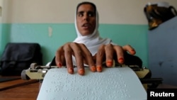 یکی از دختران نابینا در کابل که از رفتن به مکتب ویژه نابینایان محروم مانده است