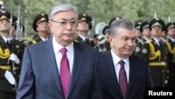 Өзбекстан президенті Шавкат Мирзияев (оң жақта) ресми сапармен келген Қазақстан президенті Қасым-Жомарт Тоқаевты қарсы алып тұр. Ташкент, 2019 жылдың сәуір айы.