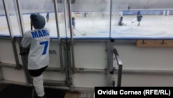 Inaugurat în 2021, patinoarul finanțat de guvernul maghiar la Târgu-Mureș a atras aproape 200 de copii spre hocheiul pe gheață, atât din comunitatea maghiară, cât și dintre români. Patinoarul început în oraș de guvernul român în 2007 ar fi gata cel mai devreme în... 2024. 