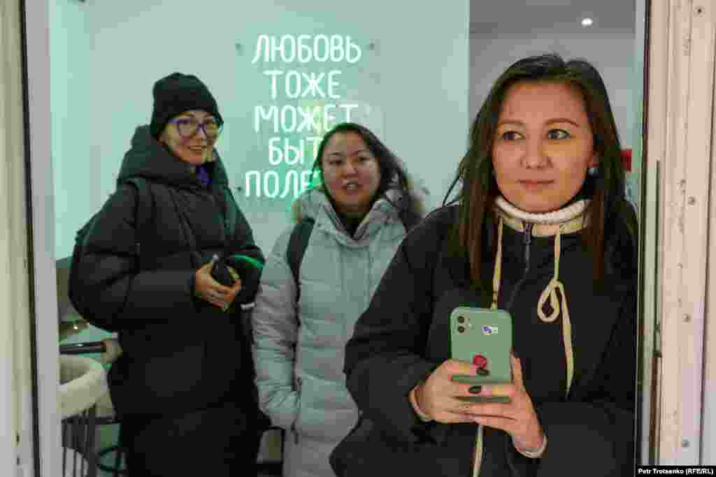 Тәуелсіздік монументінен 200 метр жерде мүлде басқа оқиға болып жатты. Күләш Байсейтова көшесіндегі кафенің бірінде "Oyan, Qazaqstan" қозғалысының белсенділері полициядан тығылып отырды. Олар да Республика алаңында акция өткізуді жоспарлаған. -&nbsp;Мені таңертеңнен бері үйімнің маңында аңдыды, бірақ мен такси шақырып, алаңға шықтым. Ал мені аңдыған көлік таксидің артынан алаңға дейін еріп келді, - дейді белсенді Жанель Шахан.