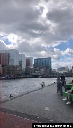 Zona Docurilor este plină de astfel de blocuri de sticlă. În aceleași locuri erau odinioară docurile capitalei și câteva fabrici.