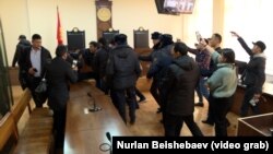 Болот Темировду сот залынан алып кетип жатышат. 23-ноябрь, 2022-жыл. Бишкек шаардык соту.