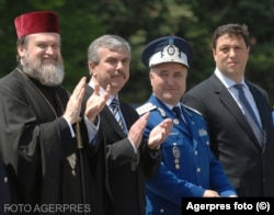 Imagine din 20 iunie 2009: episcopul vicar patriarhal Vicențiu Ploieșteanu, ministrul Administrației și Internelor, Dan Nica, inspectorul general al Jandarmeriei Române, Costică Silion, și secretatul de stat Șerban Nicolae la plecarea unui detașament de jandarmi în Kosovo.