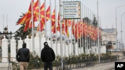 Луѓе шетаат пред Владата на Македонија