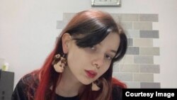 Случајот против Кривцова очигледно беше заснован врз пријава од колеги студенти кои учествуваа во затворен универзитетски разговор на Телеграм.