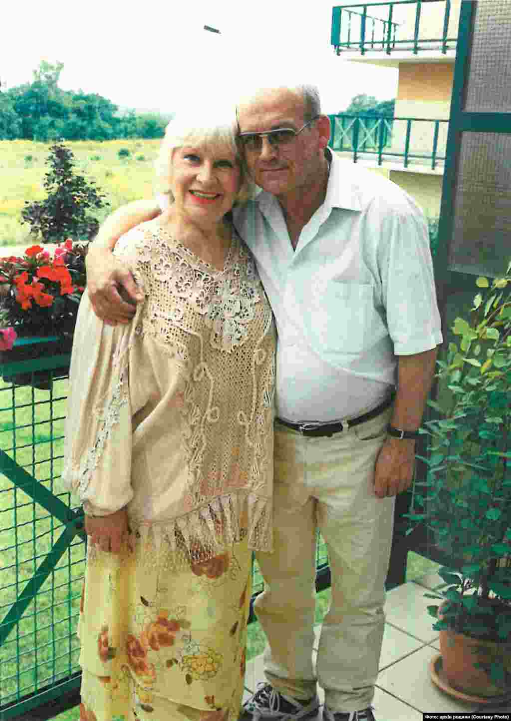 Іван Гвать з дружиною Евеліною у своїй празькій квартирі. Подружжя працювало в Українській редакції Радіо Свобода у столиці Чехії, Празі, в 1998&ndash;2003 роках. В етері вони були відомі як Юрій Маєрник та Галина Мовчан