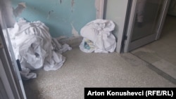 Çarçafët e papastër në korridoret e Klinikës së Pulmologjisë. Nëntor, 2022