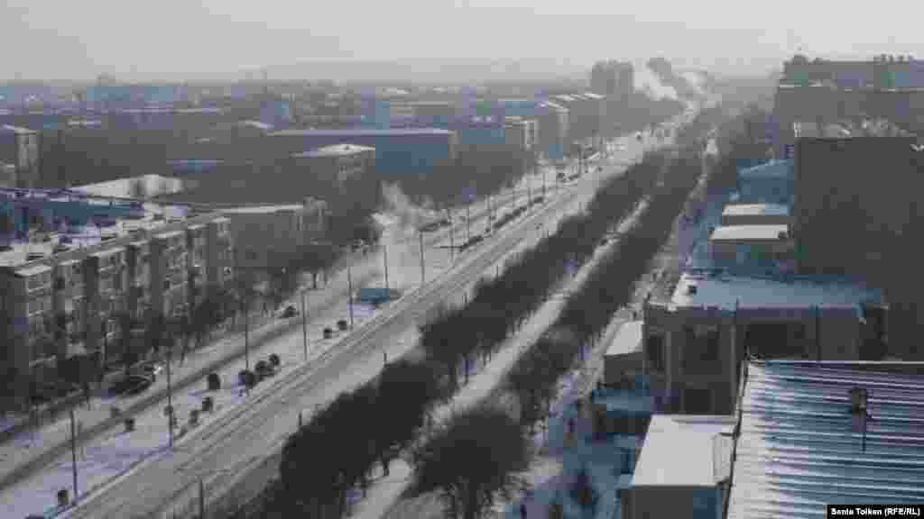 Павлодар облысының оңтүстік-батысында жатқан Екібастұз қаласында 150 мыңдай адам тұрады. "Богатырь", "Солтүстік" және "Шығыс" тәрізді ірі көмір кеніштері бар өңірдегі қаланың жылу орталығында қарашаның аяғында апат болып, бірнеше қазандық істен шықты.