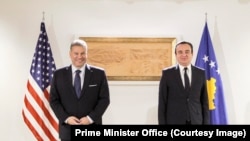 I dërguari i SHBA-së për Ballkanin Perëndimor, Gabriel Esobar, dhe kryeministri i Kosovës, Albin Kurti, gjatë një takimi në Qeverinë e Kosovës. Fotografi nga arkivi. 