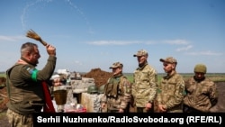 Великдень на передовій. Вояки ЗСУ під час святкування Великодня 24 квітня 2022 року. Як кажуть релігієзнавці, війна Росії проти України підштовхує питання реформи церковного календаря