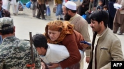 د پاکستان سرحدي ځواکونو یو سرتېری په تورخم کې د افغانانو سفري اسناد ګوري - پخوانی انځور.