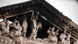 Teatrul din Mariupol a fost bombardat de ruși pe 16 martie. 600 de persoane, printre care foarte mulți copii, erau adăpostiți în subsolul teatrului, iar locul era marcat cu un avertisment care se vedea din spațiu: COPII. (Foto: EPA-EFE/SERGEI ILNITSKY)