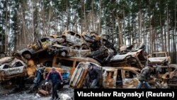 Знищені росіянами цівільні автомобілі під Києвом, 19 квітня 2022 року