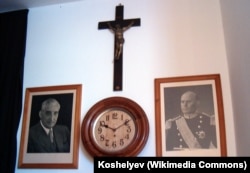 Обов’язкове оздоблення початкових шкіл у Португалії в часи диктатури. Ліворуч портрет глави уряду Салазара, праворуч – президента Томаша