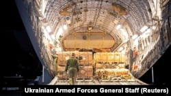 În mare parte, Ucraina va primi arme în valore de sute de milioane de euro din partea unor state ca SUA, Germania și Olanda.