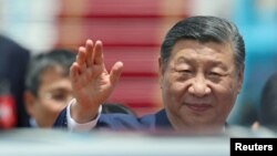 Си Цзиньпин в аэропорту Ханоя по прибытии с визитов во Вьетнам. 14 апреля 2025 года