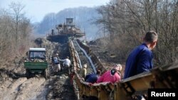 Radnici s niskim primanjima su u posebno nepovoljnom položaju na formalnom tržištu rada, u smislu neto iznosa plaće i relativno velikih troškova njihovog zapošljavanja, u usporedbi s onima koji imaju srednja ili velika primanja (na fotografiji detalj iz rudnika Živinice).