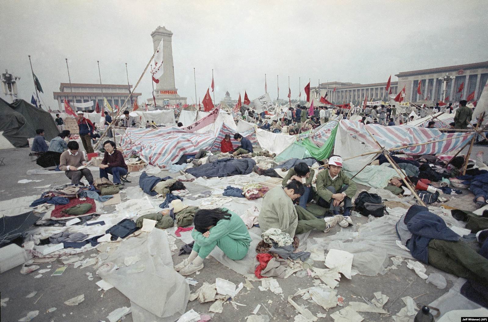 Алаңда отырған студенттер. 1989 жылдың мамыры.